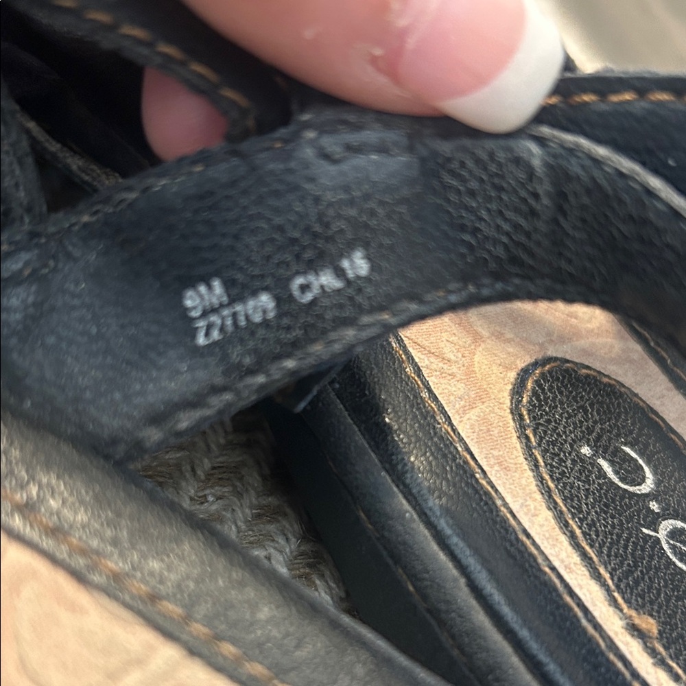B.O.C. Born Women’s Black Strappy Comfort Sandals Size 9 - Picture 4 of 10